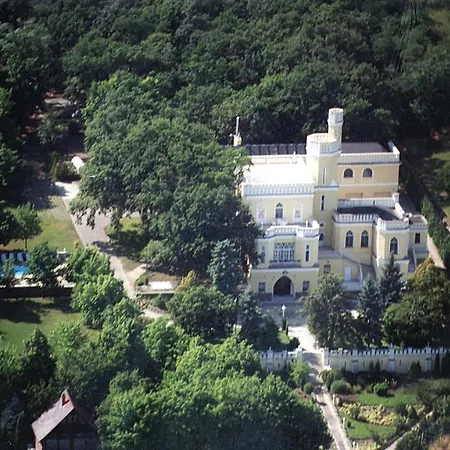Sir David Balaton Castle Chalet *