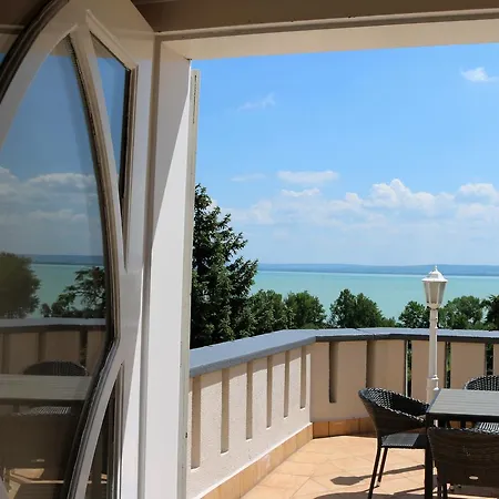 Sir David Balaton Castle シャレー *