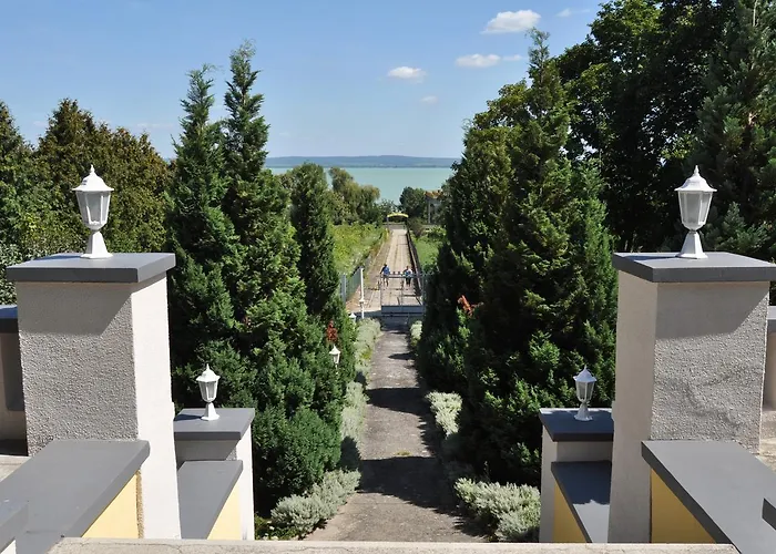 Sir David Balaton Castle بالاتونزيبيد